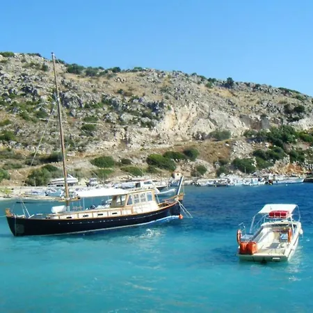 Family With Pool In 别墅