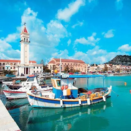 Family With Pool In 别墅