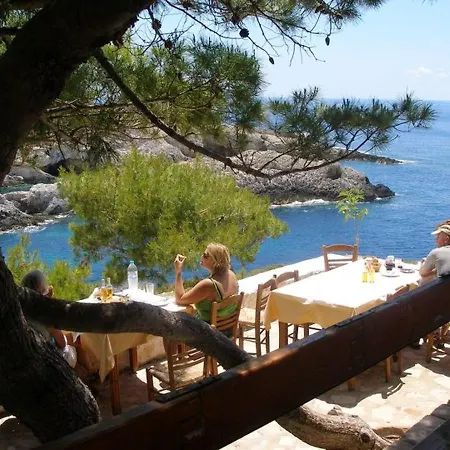 Family With Pool In 别墅